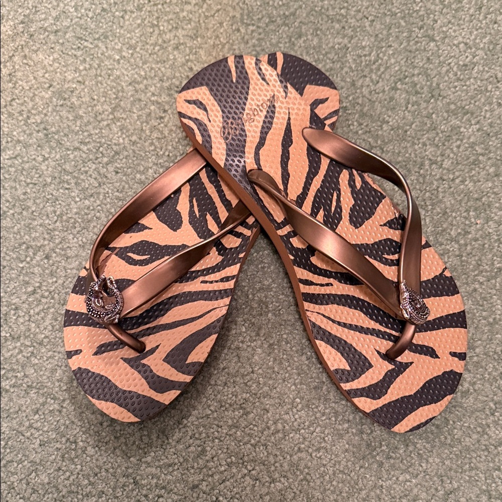 Brighten flip flops